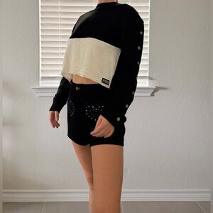 Stylish black and white crew neck crop sweatshirt, size XS
